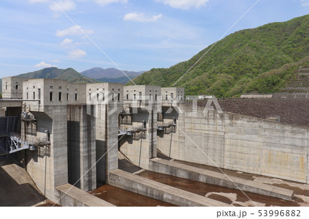 ロックフィルダムの洪水吐(岐阜県・徳山ダム) ロックフィルダムの洪水吐(岐阜県・徳山ダム) 53996882