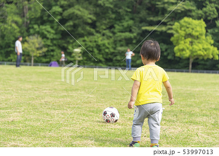 子供 男の子 ボール 遊ぶ ポートレートの写真素材