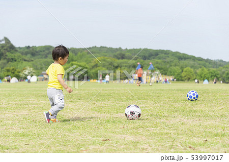 子供 男の子 ボール 遊ぶ ポートレート 子供 男の子 ボール 遊ぶ ポートレート 53997017