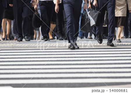 横断歩道を渡るビジネスマンたち 54000681