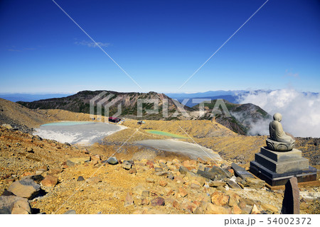 御嶽山-火山灰に埋もれた二ノ池と摩利支天山 54002372