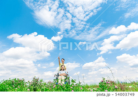 シニア女性、若い女性、介護、指差し 54003749