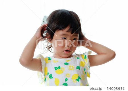 悩んでいる女の子 悩んでいる女の子 54003931