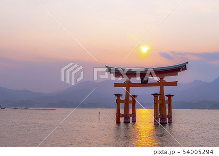 夕焼けの宮島 54005294