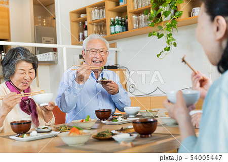 シニア、夫婦、食事、食卓、食堂 54005447