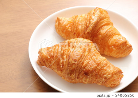 丸皿にのせられたクロワッサン2個。朝食・軽食等イメージ。 54005850