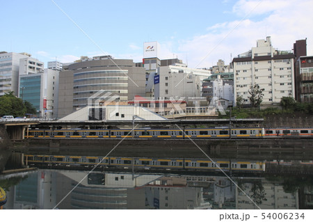 市ヶ谷駅に停車中の総武線 市ヶ谷駅に停車中の総武線 54006234