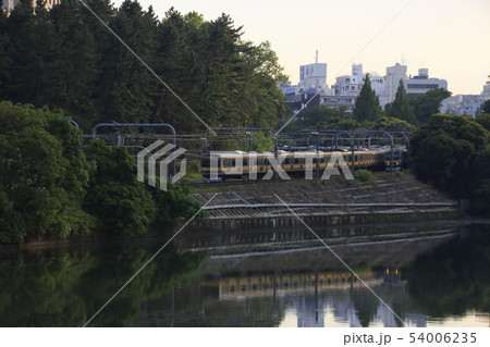 市ヶ谷～四ツ谷間を行く総武線 54006235