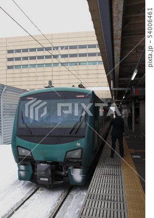 冬の新青森駅に停車中のリゾートしらかみ（橅編成） 54006461