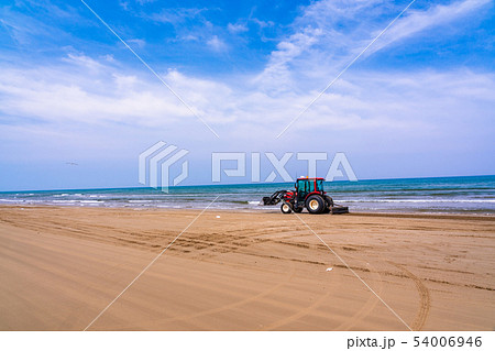 （石川県）千里浜なぎさドライブウェイ　砂浜を整地するショベルカー 54006946