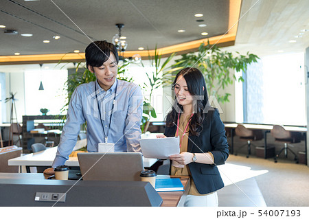 ビジネスウーマン、キャリアウーマン、打ち合わせ 54007193