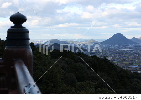 金刀比羅宮本宮前の展望台から見える飯野山 金刀比羅宮本宮前の展望台から見える飯野山 54008517