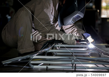アルミの溶接作業 54009697