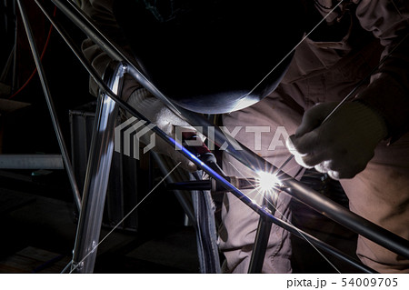 アルミの溶接作業 54009705