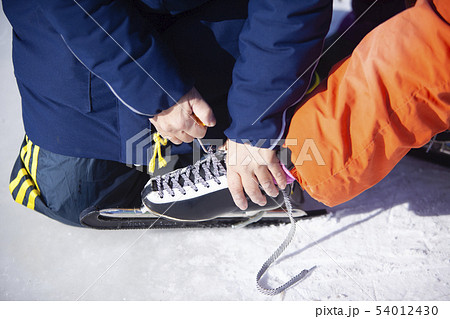 スケート靴を結ぶ 54012430