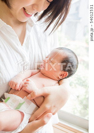 ママに抱っこされた新生児 54012531