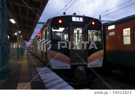 越後線E129系（吉田⇔柏崎） 54012823