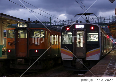 越後線E129系と115系湘南色 54012827