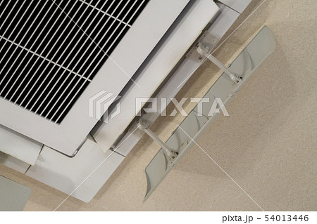 風向調整版を付けた天井埋め込みカセット型エアコン 54013446