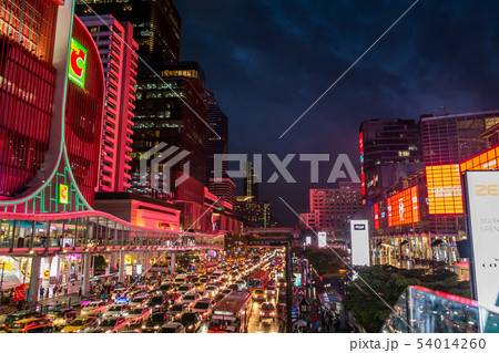 Many people on Rajdamri Road 54014260