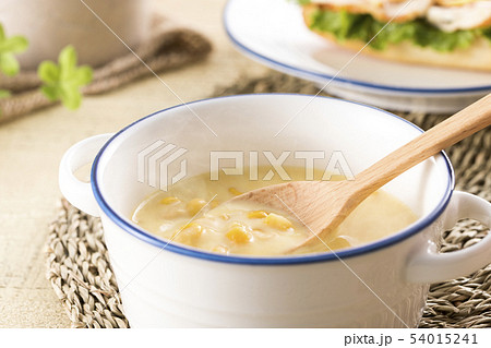 ほんのり湯気の立つ、スプーンですくったコーンクリームスープ 54015241