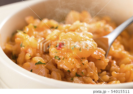 スプーンですくった、熱々の、海老とトマトソースのチーズリゾット 54015511