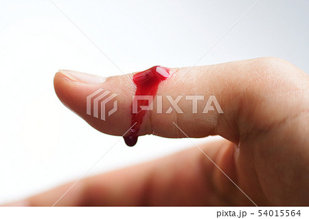 ケガ 出血 血 怪我 血液 指 白バック ボディパーツ 男性 日本人 切る 切り傷 傷の写真素材