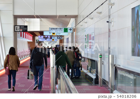 空港の到着通路 54018206