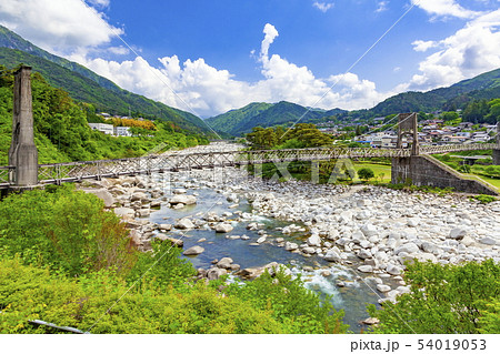 木曽川に架かるつり橋 桃介橋 長野県木曽郡南木曽町にての写真素材