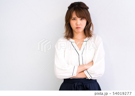 怒る女性 54019277