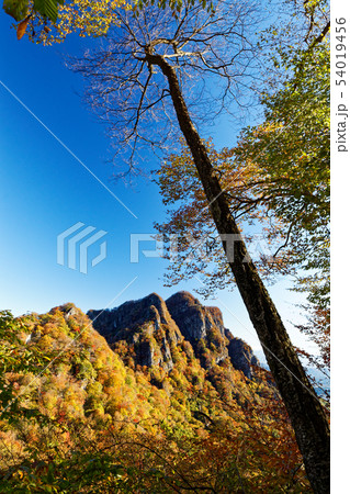 中間道から見る紅葉の妙義山・白雲山 54019456