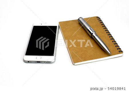 スマホとメモ帳とペンの写真素材