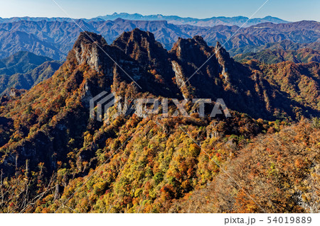 相馬岳から見る紅葉の妙義山の岩峰群 相馬岳から見る紅葉の妙義山の岩峰群 54019889