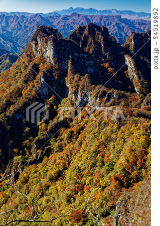 相馬岳から見る紅葉の妙義山の岩峰群 54019892
