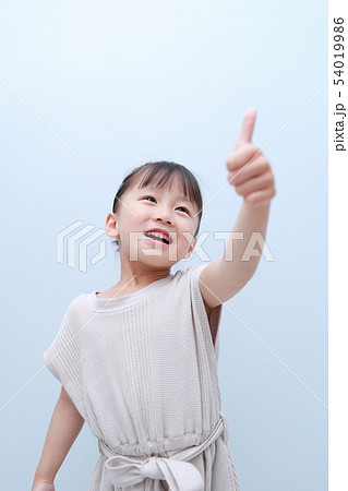 カジュアル 夏服 春服 女の子 日本人 園児 3歳 ファッション ポートレート ポニーテール の写真素材