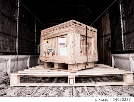 Radiation label beside the transport wooden box 54020227