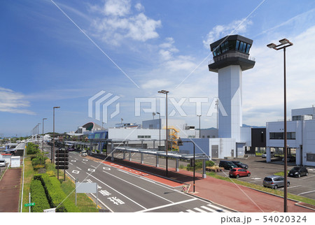 高松空港ターミナルビルと管制塔 54020324