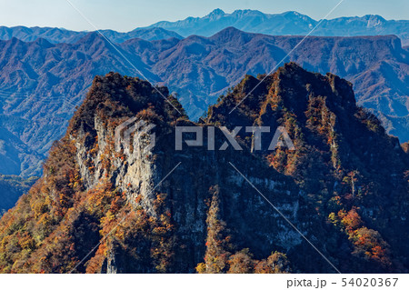 相馬岳から見る紅葉の妙義山の岩峰群 54020367