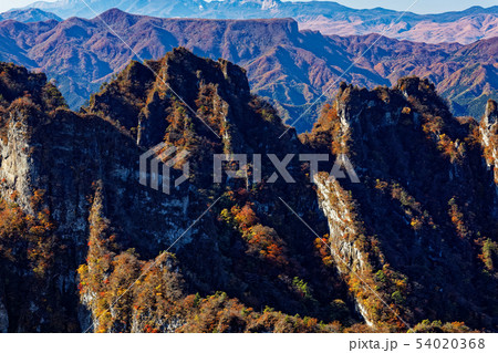 相馬岳から見る紅葉の妙義山の岩峰群 54020368