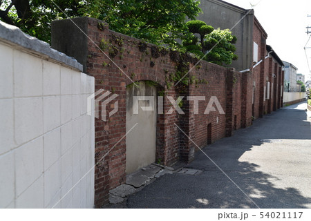 【日本遺産】銀の馬車道・鉱石の道　姫路港の赤レンガ壁が続く道　兵庫県姫路市 54021117