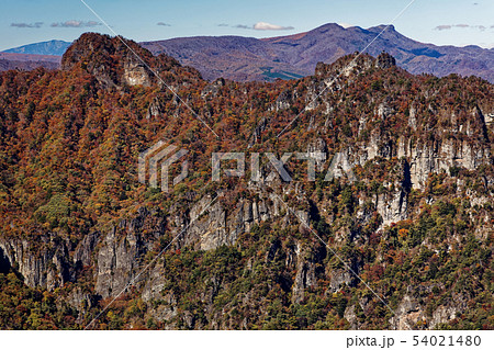 妙義山・茨尾根のピークから見る裏妙義と鼻曲山 54021480