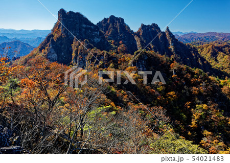 妙義山・茨尾根のピークから見る中ノ岳への岩峰群 54021483