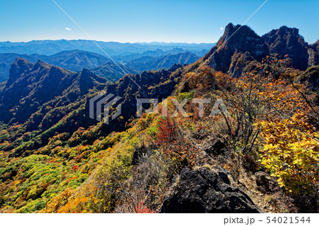 妙義山・茨尾根のピークから見る中ノ岳への岩峰群 54021544