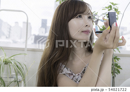 ビューラーでまつ毛を整える女性 ビューラーでまつ毛を整える女性 54021722