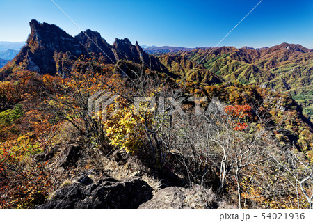妙義山・茨尾根のピークから見る中ノ岳への岩峰群 54021936
