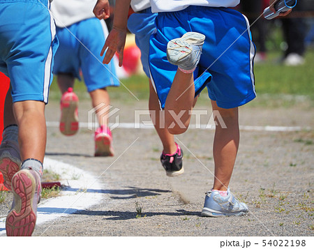 小学校の運動会 リレー選手の走り 54022198