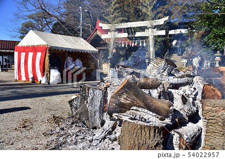 神社前の焚火 神社前の焚火 54022957