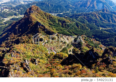 妙義山・鷹戻しのピークから見る紅葉の金鶏山 妙義山・鷹戻しのピークから見る紅葉の金鶏山 54023131