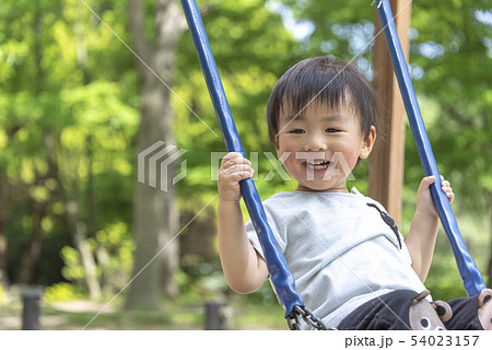 子供 ブランコ 男の子 2歳 公園の写真素材