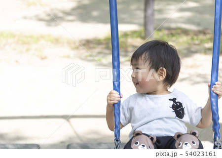 子供 ブランコ 男の子 2歳 公園の写真素材